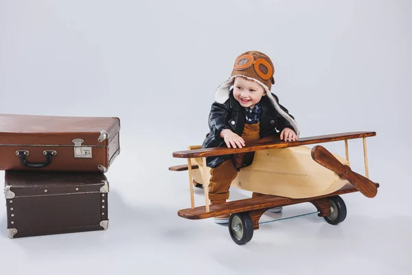Маленький Хлопчик Сидить Дерев Яному Літаку Екологічно Чисті Дитячі Іграшки — стокове фото