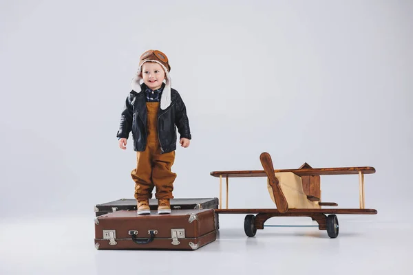 Щасливий Хлопчик Шоломі Піджак Пілота Стоїть Біля Дерев Яного Літака — стокове фото