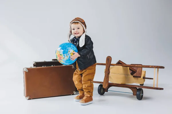 Niño Con Una Chaqueta Cuero Sombrero Piloto Avión Madera Globo — Foto de Stock