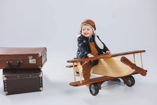 Niño Está Sentado Avión Madera Juguetes Infantiles Respetuosos Con Medio — Foto de Stock