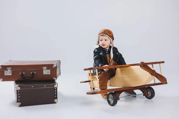 Маленький Хлопчик Сидить Дерев Яному Літаку Екологічно Чисті Дитячі Іграшки — стокове фото
