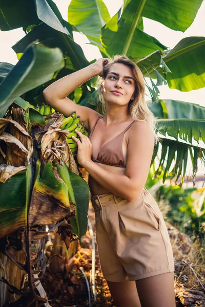 Kobieta Pobli Zielony Liść Bananowca Przyrodzie Parku Rośliny Tropikalne — Zdjęcie stockowe