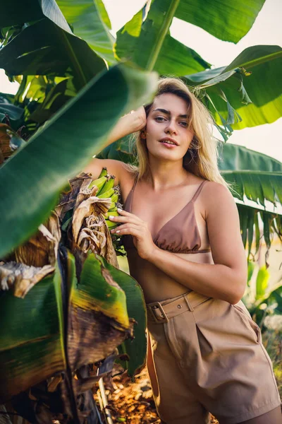 Kobieta Pobli Zielony Liść Bananowca Przyrodzie Parku Rośliny Tropikalne — Zdjęcie stockowe