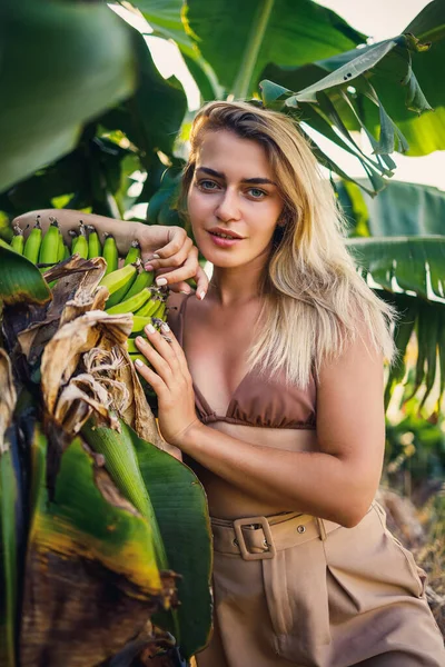 Kvinna Nära Stora Gröna Löv Banan Träd Naturen Parken Tropiska — Stockfoto