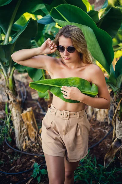 Beautiful Young Woman Stands Beautiful Pose Banana Tree Her Little — Stock Photo, Image