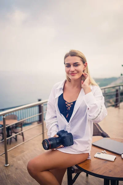 Όμορφη Γυναίκα Φωτογράφος Blogger Στις Διακοπές Εργάζονται Φορητό Υπολογιστή Δίπλα — Φωτογραφία Αρχείου