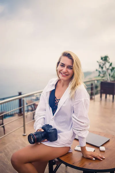 Blogger Fotógrafa Hermosa Mujer Vacaciones Trabajando Con Ordenador Portátil Junto —  Fotos de Stock