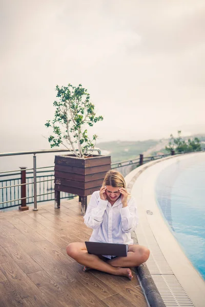 Красивая Привлекательная Молодая Женщина Сидит Возле Большого Бассейна Работает Ноутбуком — стоковое фото