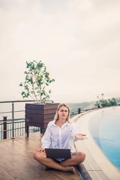 Beautiful Attractive Young Woman Sits Large Pool Works Laptop Remote — Stock Photo, Image