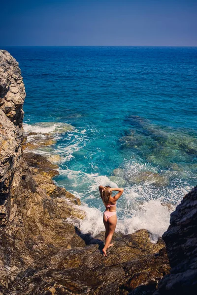 Mladá Krásná Žena Plavkách Stojí Skalnaté Pláži Středozemního Moře Koncept — Stock fotografie