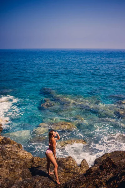 Mladá Krásná Žena Plavkách Stojí Skalnaté Pláži Středozemního Moře Koncept — Stock fotografie