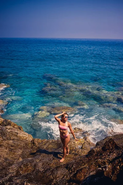 Mayo Giymiş Genç Bir Kadın Akdeniz Kayalık Bir Sahilinde Duruyor — Stok fotoğraf