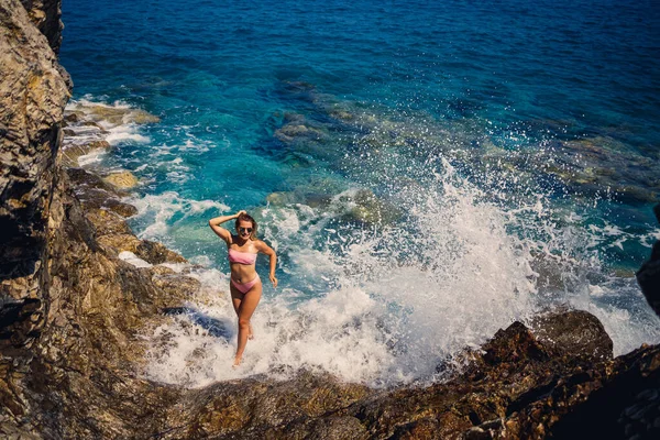 수영복을 아름다운 중해의 바위가 해변에서 레크리에이션이라는 개념입니다 선택적 — 스톡 사진