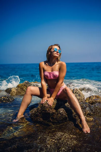 Mladá Krásná Žena Plavkách Sedí Skalnaté Pláži Středozemního Moře Turecku — Stock fotografie