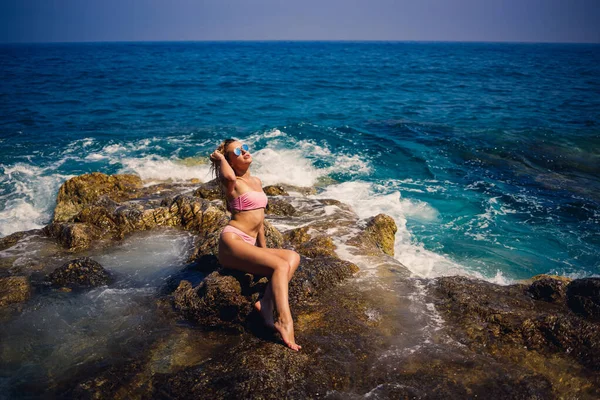 수영복을 아름다운 여자가 터키에 지중해의 바위가 해변에 있습니다 레크리에이션이라는 개념입니다 — 스톡 사진