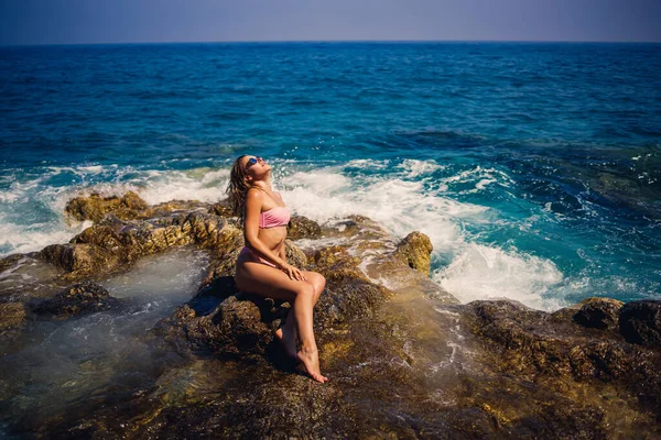 Mulher Bonita Nova Maiô Senta Uma Praia Rochosa Mar Mediterrâneo — Fotografia de Stock
