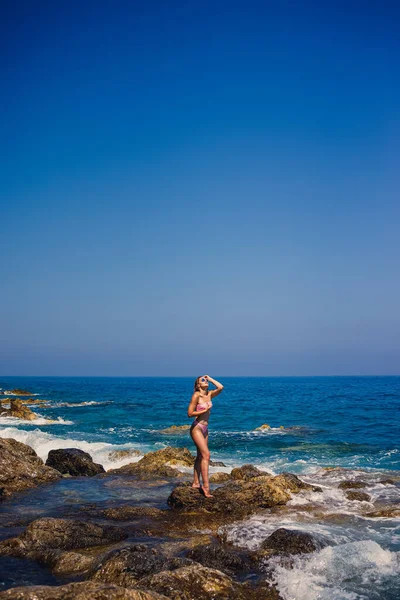 Bella Giovane Donna Costume Bagno Una Spiaggia Rocciosa Una Giornata — Foto Stock