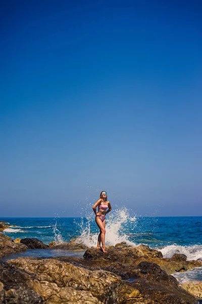 Mulher Bonita Maiô Uma Praia Rochosa Dia Ensolarado Contra Pano — Fotografia de Stock