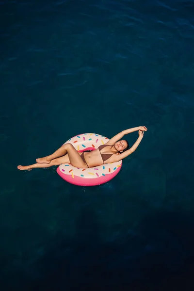 Une Jeune Femme Maillot Bain Nage Sur Anneau Gonflable Dans — Photo