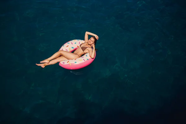 Mujer Joven Traje Baño Nada Anillo Inflable Mar Concepto Vacaciones — Foto de Stock
