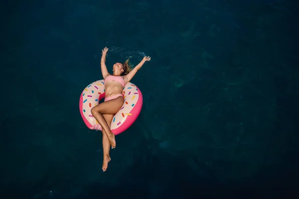 수영복을 여자는 바다에서 부풀어 오르는 위에서 수영을 — 스톡 사진