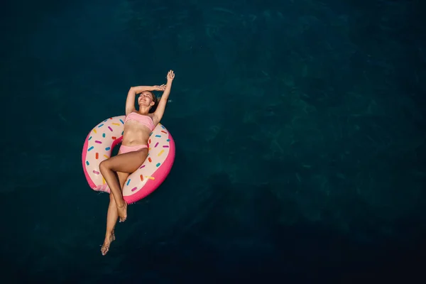 Jonge Vrouw Een Badpak Zwemt Een Opblaasbare Ring Zee Zomervakantie — Stockfoto