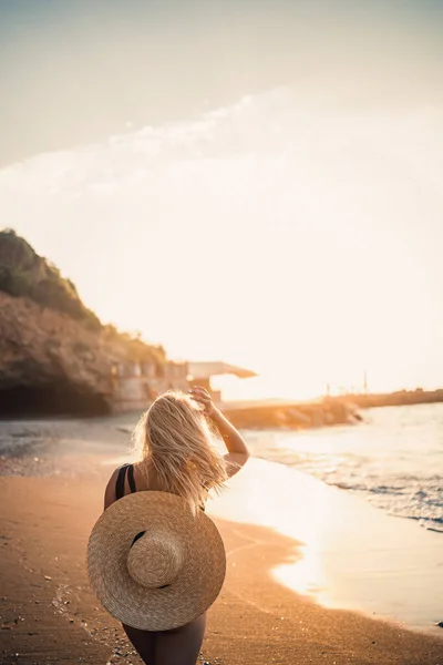 Jovem Mulher Maiô Com Uma Bela Figura Praia Pôr Sol — Fotografia de Stock