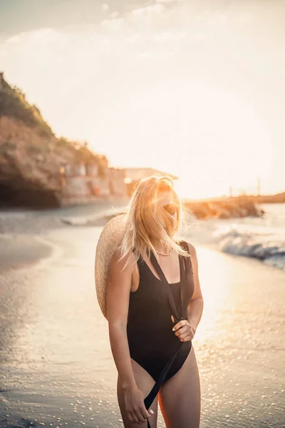 Jovem Mulher Maiô Com Uma Bela Figura Praia Pôr Sol — Fotografia de Stock