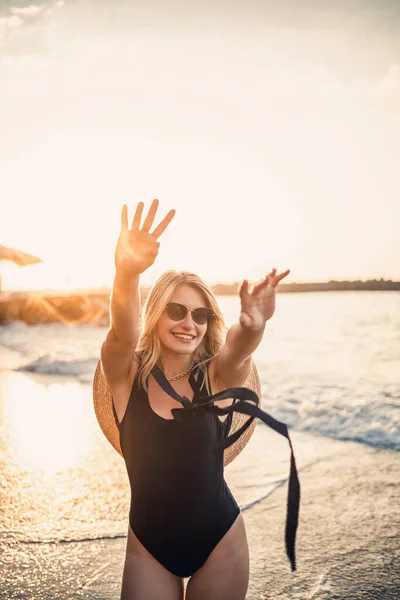 Jonge Mooie Vrouw Een Zwart Badpak Hoed Met Glazen Wandelingen — Stockfoto