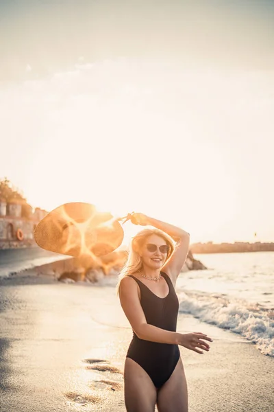 Young Beautiful Woman Black Swimsuit Hat Glasses Walks Beach Turkey — Stock Photo, Image