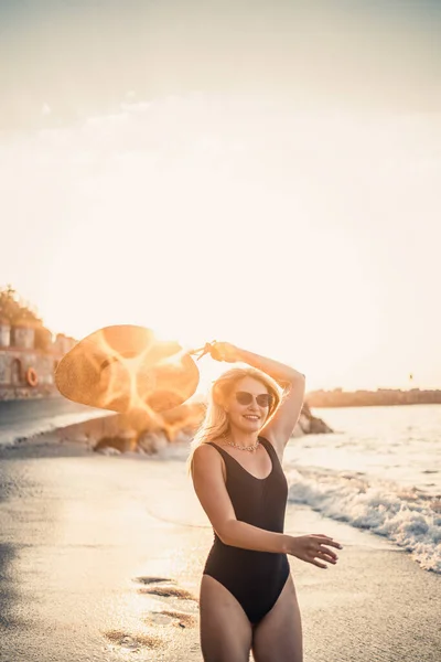 Joven Mujer Hermosa Traje Baño Negro Sombrero Con Gafas Pasea — Foto de Stock