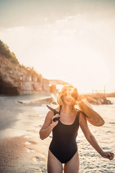 Jeune Belle Femme Maillot Bain Noir Chapeau Lunettes Promène Long — Photo