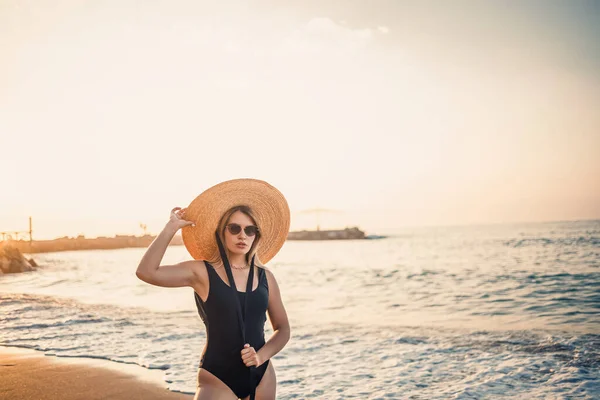 Mulher Bonita Jovem Maiô Preto Chapéu Com Óculos Caminha Longo — Fotografia de Stock