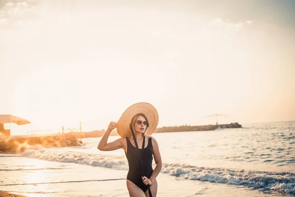 Молода Красива Жінка Чорному Купальнику Капелюсі Окулярами Гуляє Уздовж Пляжу — стокове фото