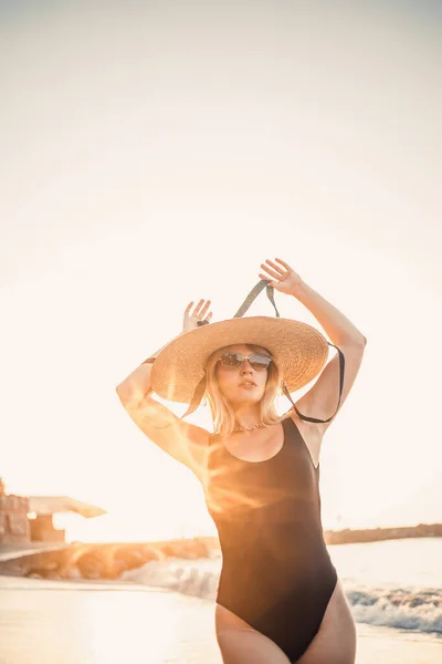 Молодая Красивая Женщина Черном Купальнике Шляпе Очках Прогуливается Пляжу Турции — стоковое фото
