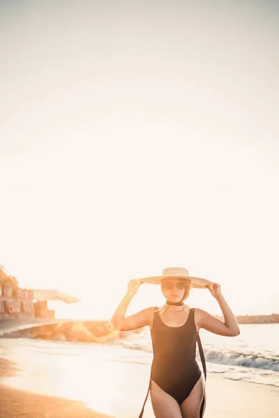 Mladá Krásná Žena Černých Plavkách Klobouku Brýlemi Kráčí Pláži Turecku — Stock fotografie