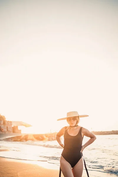 Młoda Piękna Kobieta Czarnym Stroju Kąpielowym Kapeluszu Okularach Spaceruje Plaży — Zdjęcie stockowe