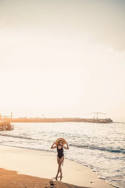 Jeune Belle Femme Maillot Bain Noir Chapeau Lunettes Promène Long — Photo