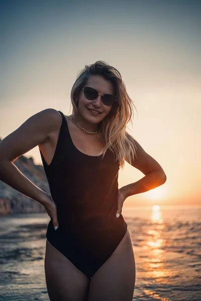 Красива Молода Жінка Чорному Купальнику Самоті Пляжі Біля Моря Заході — стокове фото