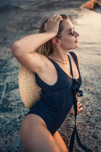 Mulher Jovem Óculos Sol Está Descansando Mar Delgado Maiô Preto — Fotografia de Stock