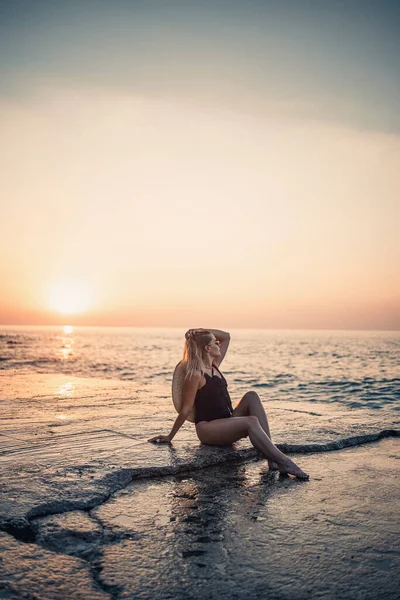 Eine Junge Frau Mit Sonnenbrille Liegt Schlank Schwarzen Badeanzug Meer — Stockfoto