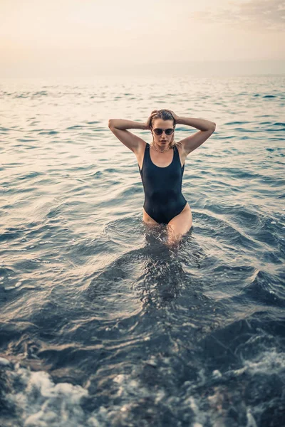 Aantrekkelijke Jonge Vrouw Met Een Zonnebril Komt Bij Zonsondergang Uit — Stockfoto