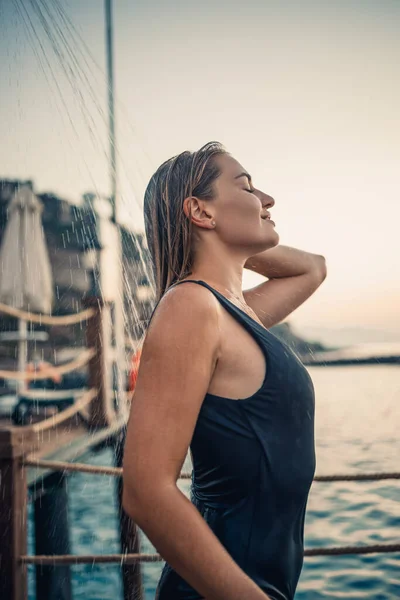 Een Mooie Jonge Aantrekkelijke Vrouw Een Zwart Badpak Met Een — Stockfoto