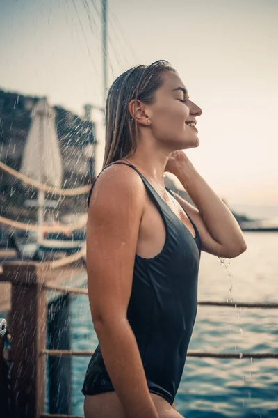 Een Mooie Jonge Aantrekkelijke Vrouw Een Zwart Badpak Met Een — Stockfoto