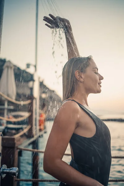 Une Belle Jeune Femme Séduisante Maillot Bain Noir Avec Une — Photo