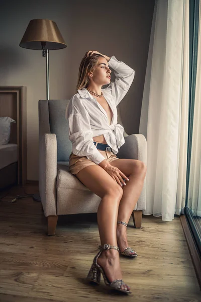 Mulher Atraente Bonita Com Cabelo Loiro Senta Quarto Uma Cadeira — Fotografia de Stock