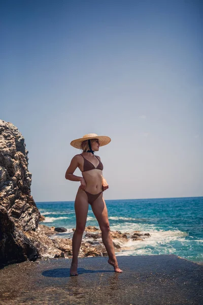 Beautiful Girl Blonde Swimsuit Posing Beach Rocks — Stock Photo, Image