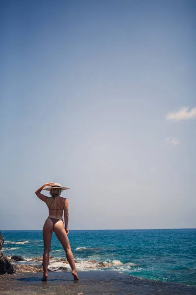 Beautiful Young Woman Brown Swimsuit Hat Walks Beach Sea — Stock Photo, Image
