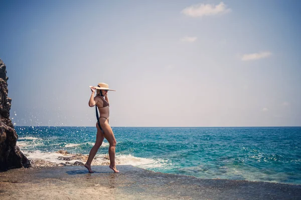 아름다운 금발의 금발의 금발의 소녀가 해변의 포즈를 취한다 — 스톡 사진