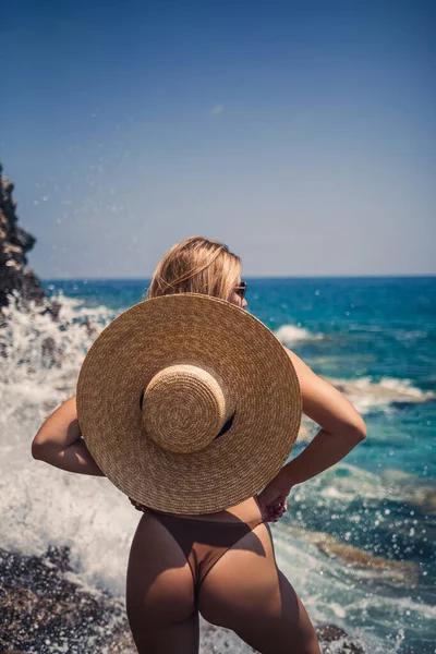 Kahverengi Mayolu Şapkalı Güzel Bir Kadın Deniz Kenarında Yürüyor — Stok fotoğraf